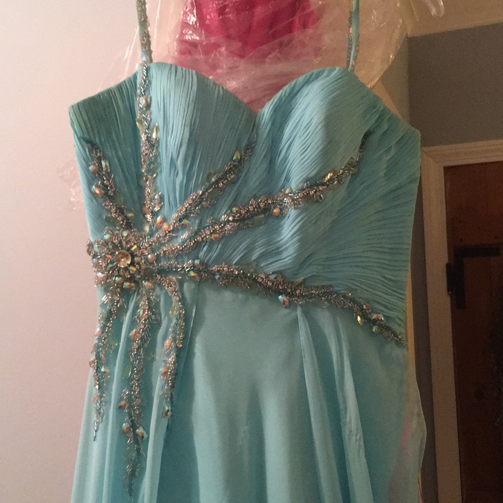 ONCE WORN BABY BLUE BEADED PROM DRESS! Size 5/6 👗